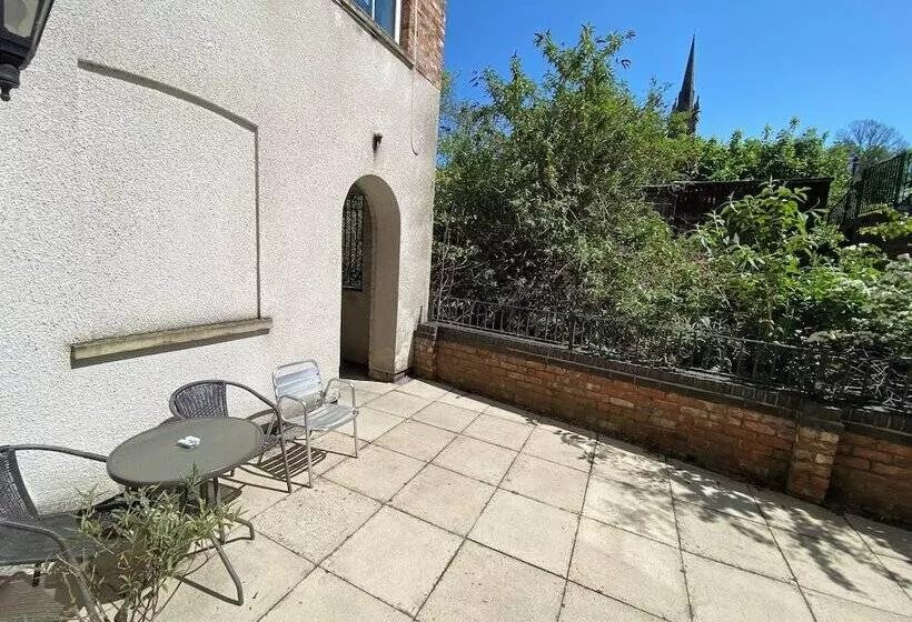 Beautiful Town Centre Apartment By River And Station