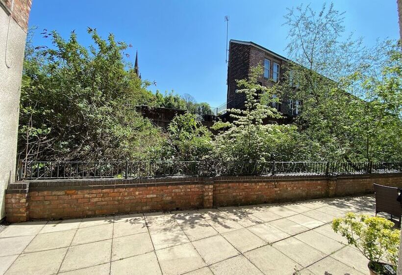 Beautiful Town Centre Apartment By River And Station