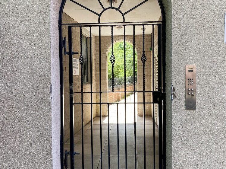 Beautiful Town Centre Apartment By River And Station