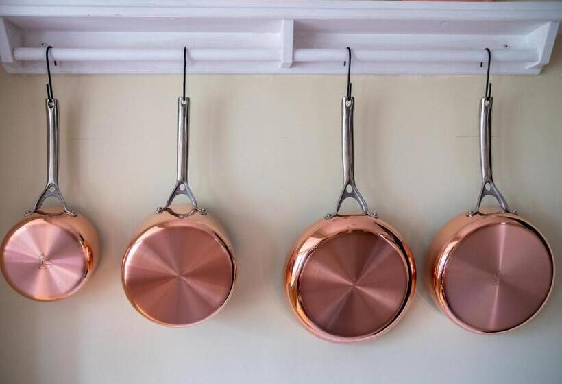 Large Country Cottage, Sleeps 8   Spa Facilities, Garden Bar, Catering Services, Free Parking, Natur