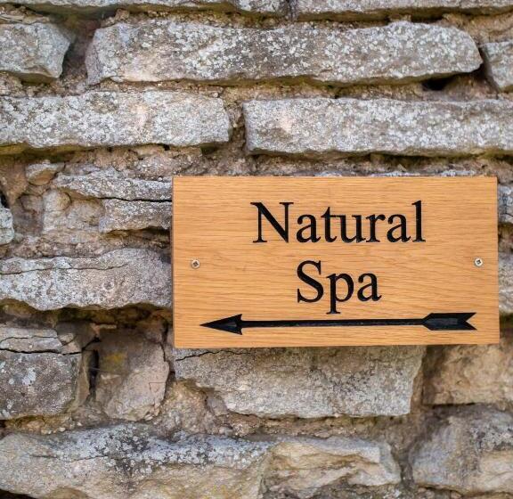 Large Country Cottage, Sleeps 8   Spa Facilities, Garden Bar, Catering Services, Free Parking, Natur