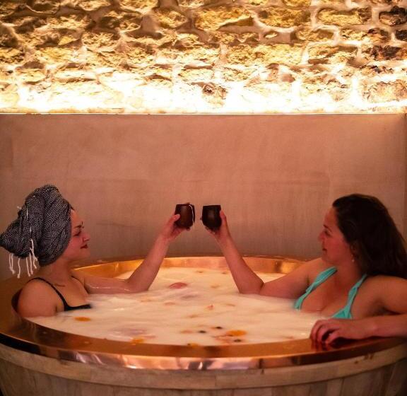 Large Country Cottage, Sleeps 8   Spa Facilities, Garden Bar, Catering Services, Free Parking, Natur