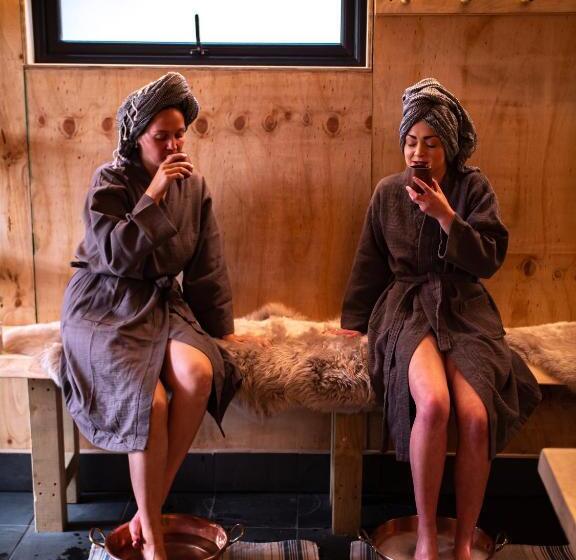 Large Country Cottage, Sleeps 8   Spa Facilities, Garden Bar, Catering Services, Free Parking, Natur