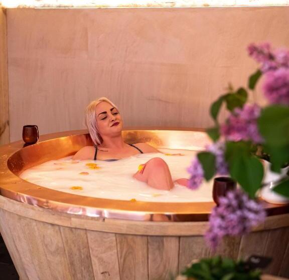 Large Country Cottage, Sleeps 8   Spa Facilities, Garden Bar, Catering Services, Free Parking, Natur