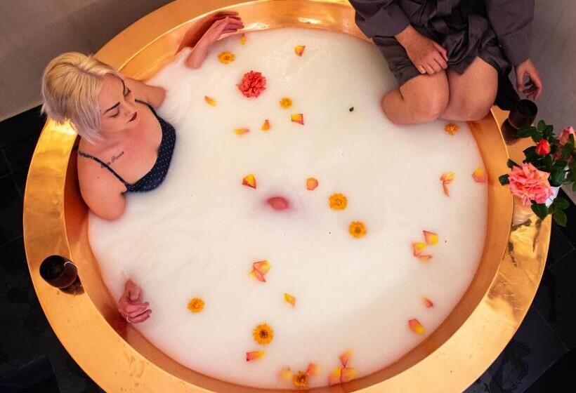 Large Country Cottage, Sleeps 8   Spa Facilities, Garden Bar, Catering Services, Free Parking, Natur