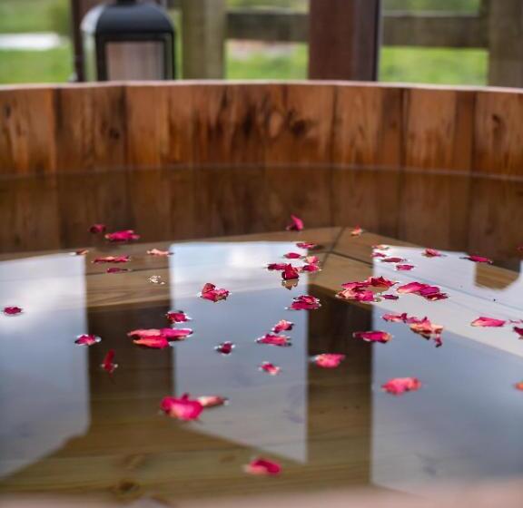 Large Country Cottage, Sleeps 8   Spa Facilities, Garden Bar, Catering Services, Free Parking, Natur