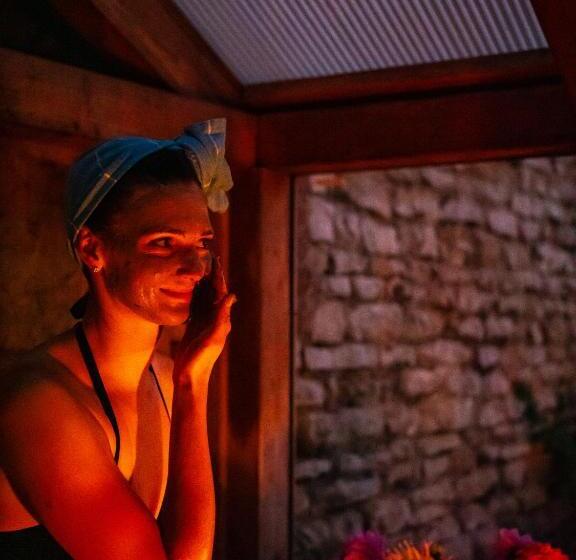 Large Country Cottage, Sleeps 8   Spa Facilities, Garden Bar, Catering Services, Free Parking, Natur