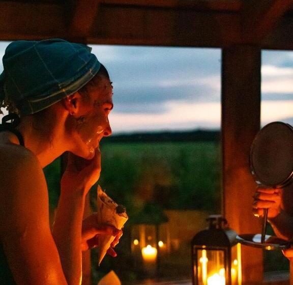 Large Country Cottage, Sleeps 8   Spa Facilities, Garden Bar, Catering Services, Free Parking, Natur