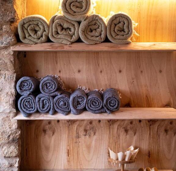 Large Country Cottage, Sleeps 8   Spa Facilities, Garden Bar, Catering Services, Free Parking, Natur