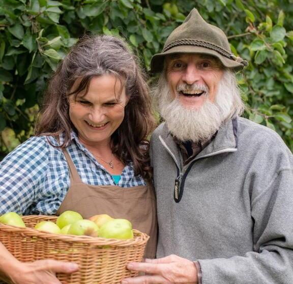 Large Country Cottage, Sleeps 8   Spa Facilities, Garden Bar, Catering Services, Free Parking, Natur