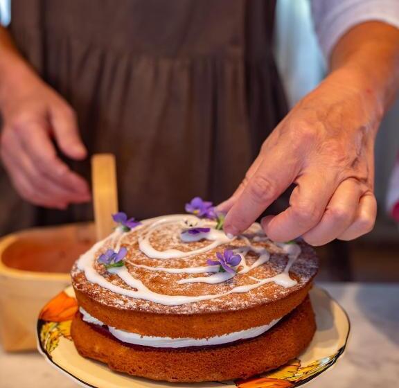 Large Country Cottage, Sleeps 8   Spa Facilities, Garden Bar, Catering Services, Free Parking, Natur