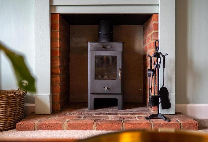 Large Country Cottage, Sleeps 8   Spa Facilities, Garden Bar, Catering Services, Free Parking, Natur