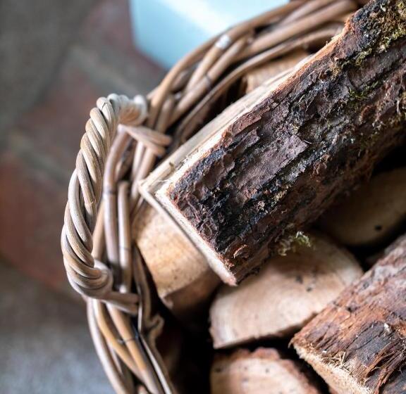 Large Country Cottage, Sleeps 8   Spa Facilities, Garden Bar, Catering Services, Free Parking, Natur