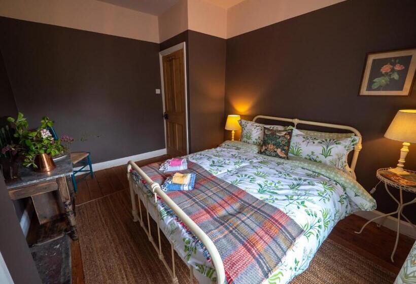 Large Country Cottage, Sleeps 8   Spa Facilities, Garden Bar, Catering Services, Free Parking, Natur