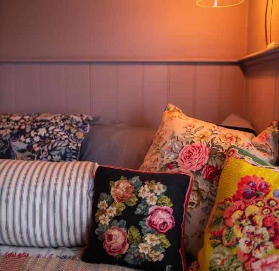 Large Country Cottage, Sleeps 8   Spa Facilities, Garden Bar, Catering Services, Free Parking, Natur