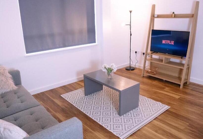 Modern Two Bed Apartment Near Stadium