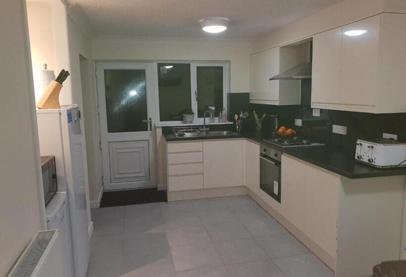 5 Beds, 3 Dbl Bed 2 Sngl Bed Sofabed 2 Shwr 2wc Offroad Van Park Washer Dryer Business Wifi