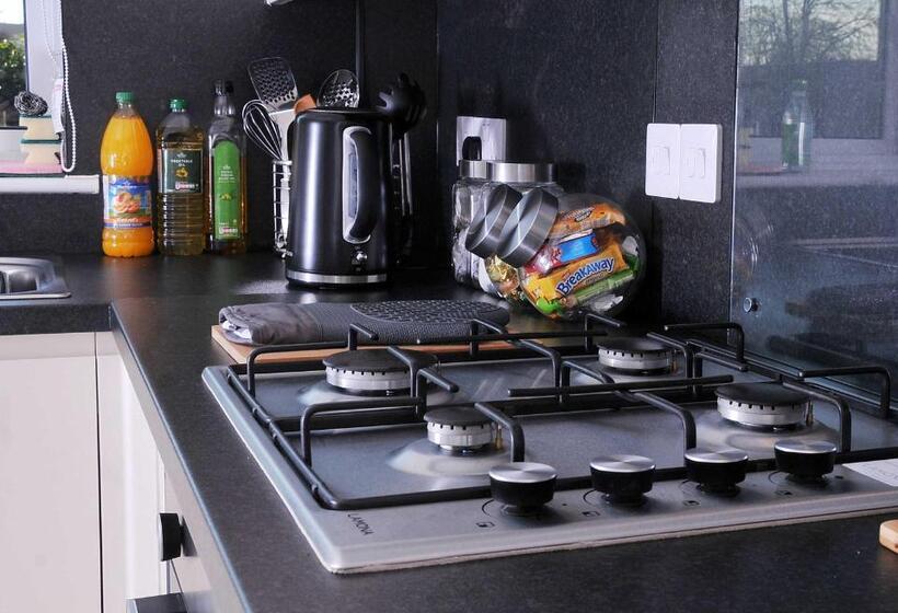 5 Beds, 3 Dbl Bed 2 Sngl Bed Sofabed 2 Shwr 2wc Offroad Van Park Washer Dryer Business Wifi