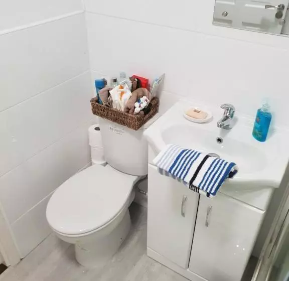 5 Beds, 3 Dbl Bed 2 Sngl Bed Sofabed 2 Shwr 2wc Offroad Van Park Washer Dryer Business Wifi