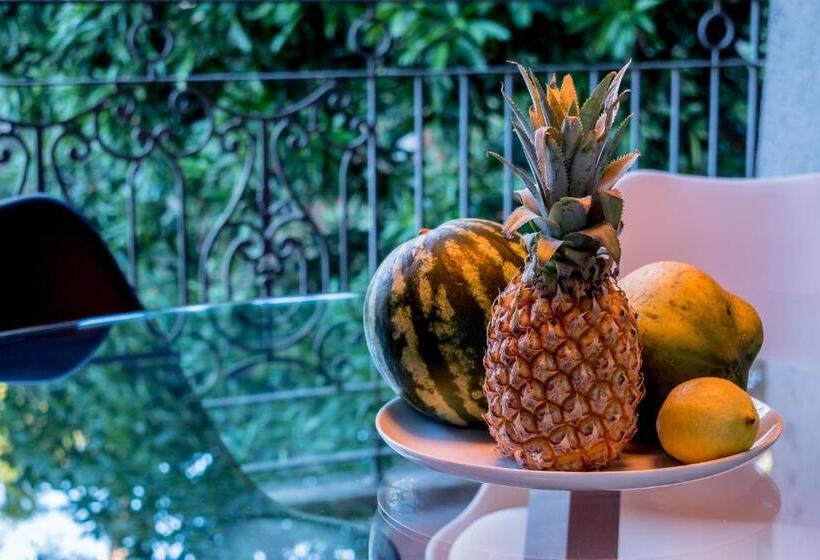 Port Chambly Mango Tree House