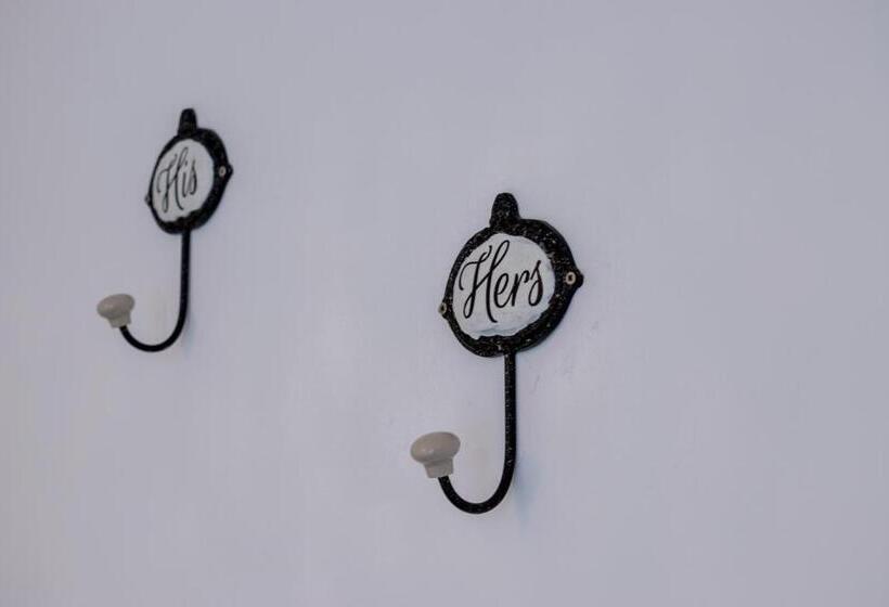 Port Chambly Mango Tree House