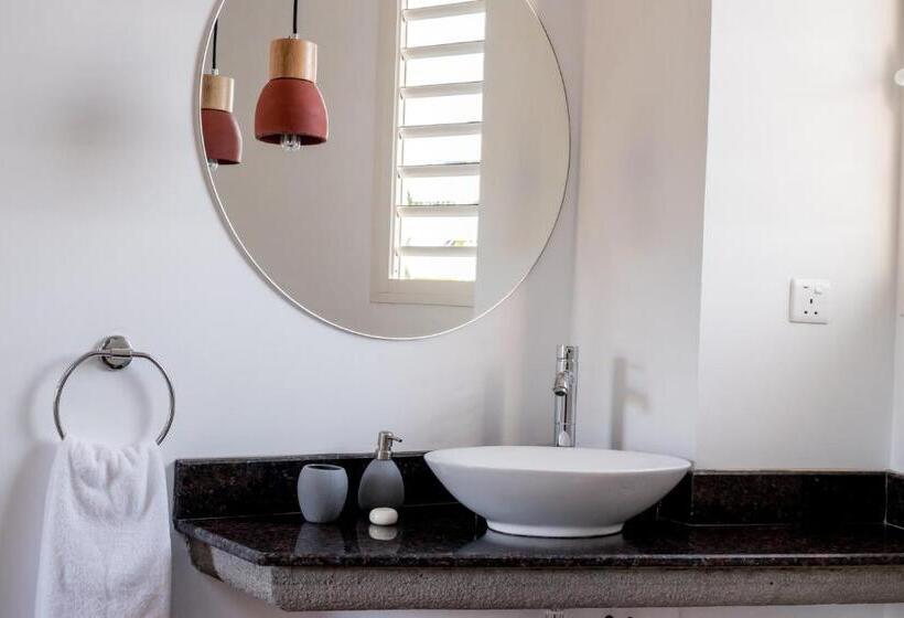 Port Chambly Mango Tree House