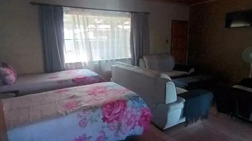 8 Soenie Avenue Self Catering