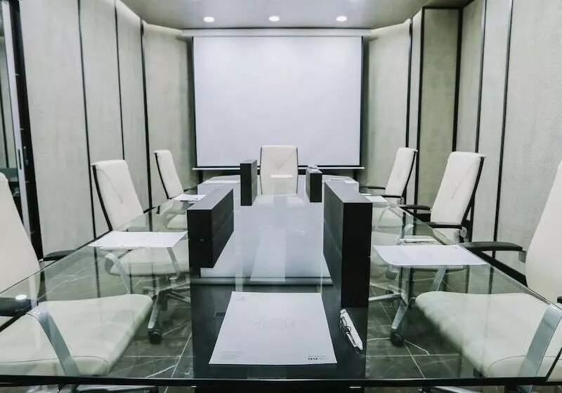 هتل Somerset City Centre Atyrau