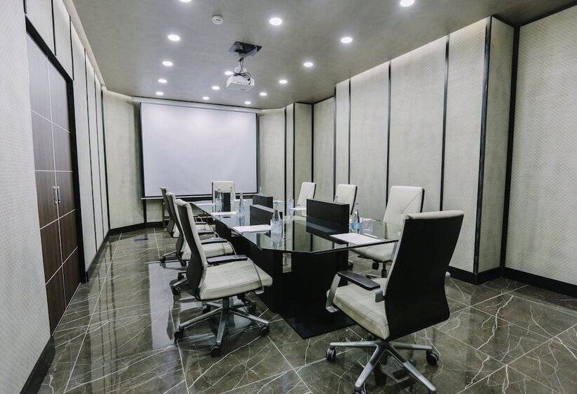 هتل Somerset City Centre Atyrau