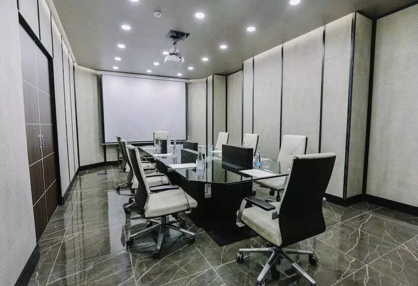 هتل Somerset City Centre Atyrau