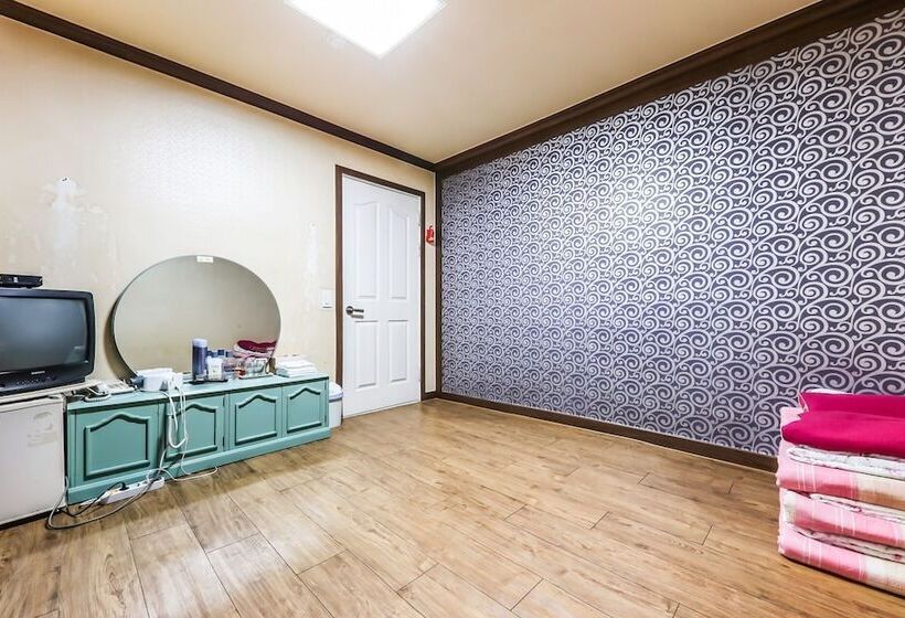 Hotel Chungju Goungjeon
