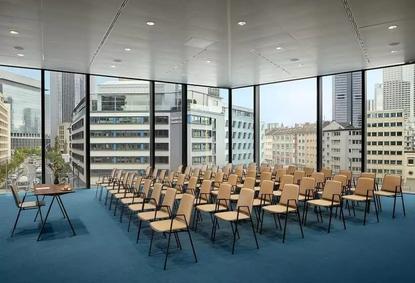 Hotelli NH Collection Frankfurt Spin Tower