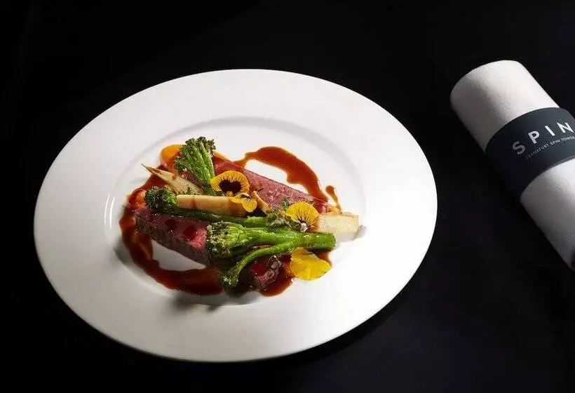 Hotelli NH Collection Frankfurt Spin Tower