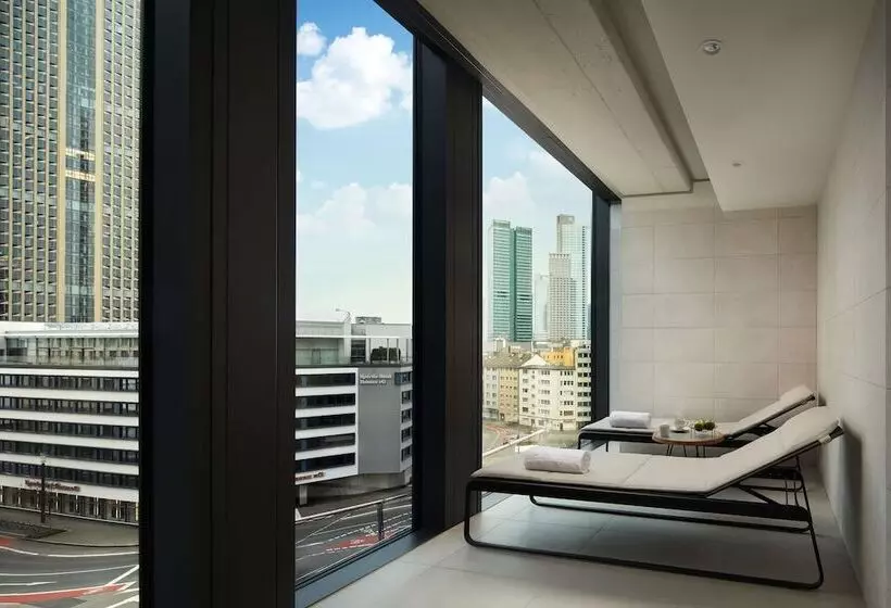 Hotelli NH Collection Frankfurt Spin Tower