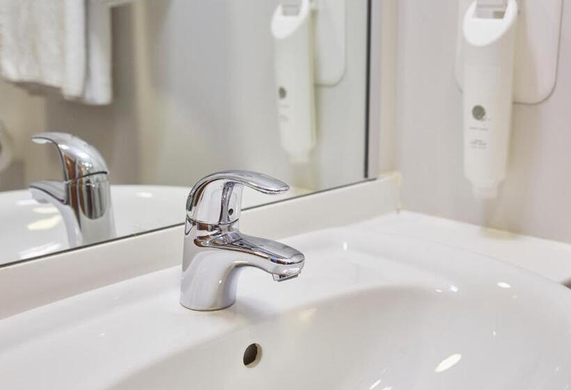 Отель The Bowman By Greene King Inns