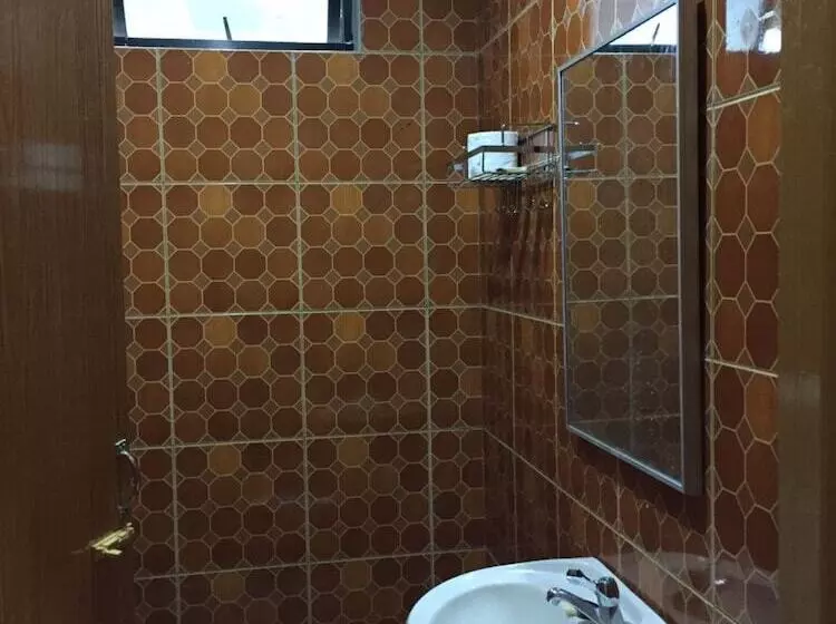 ホテル Oyo Home 90352 Muan's Homestay