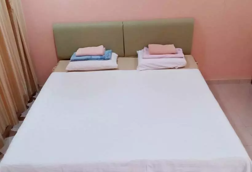 ホテル Oyo Home 90352 Muan's Homestay
