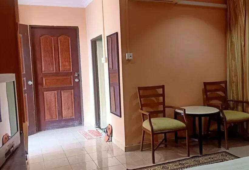 ホテル Oyo Home 90352 Muan's Homestay