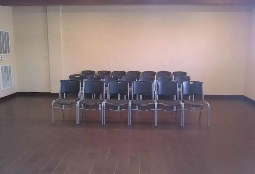 ホテル All Seasons Lodge