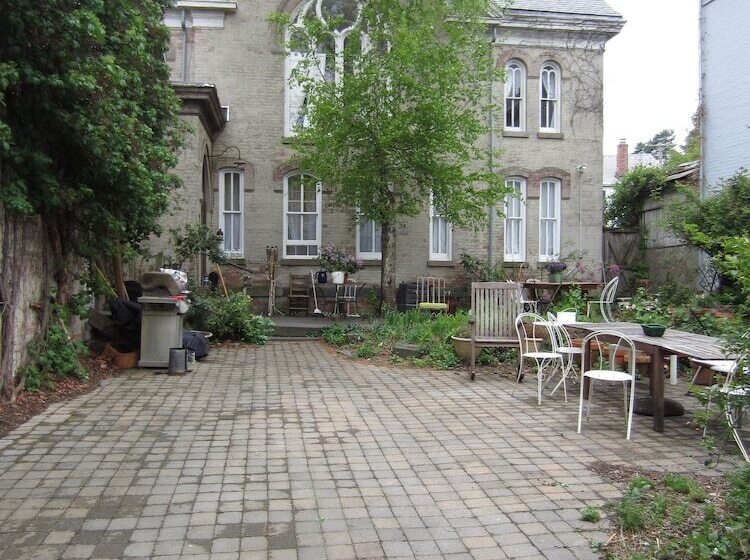 فندق Church Des Artistes Guest House