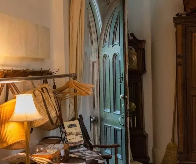 Hotelli Church Des Artistes Guest House