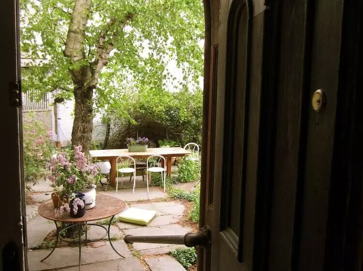 Hotelli Church Des Artistes Guest House