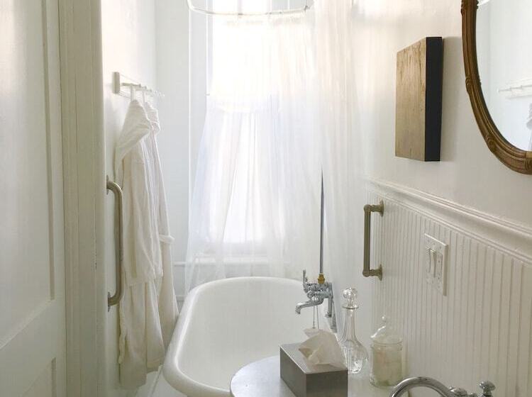 فندق Church Des Artistes Guest House