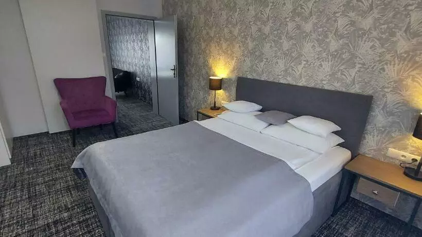 Hotelli Miejsca Noclegowe I Restauracja Kamiński