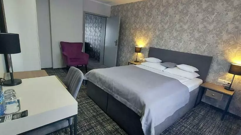 Hotelli Miejsca Noclegowe I Restauracja Kamiński