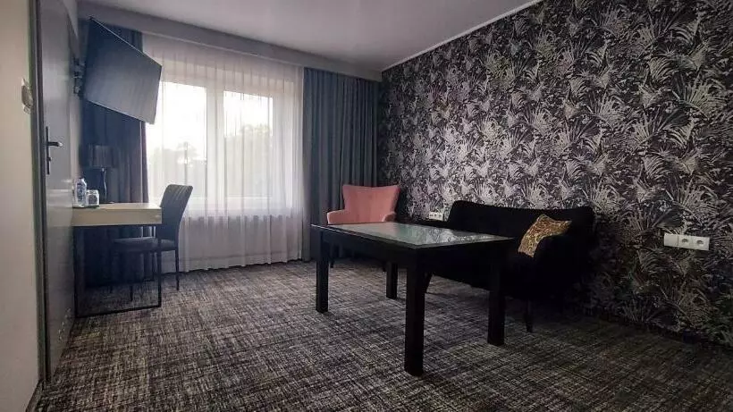 Hotelli Miejsca Noclegowe I Restauracja Kamiński