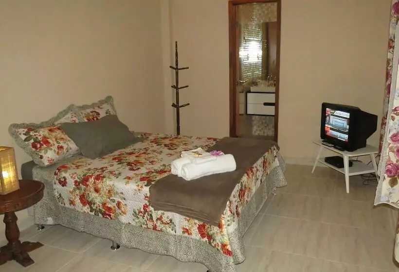 Hotelli Pousada Charitas Inn