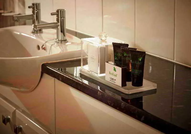 Отель Farncombe Estate Centre