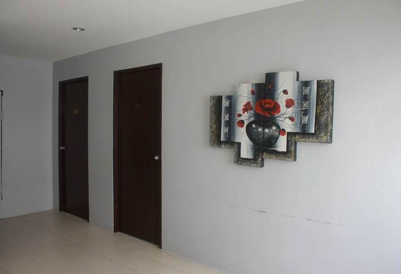 호텔 Holiday Home Patong