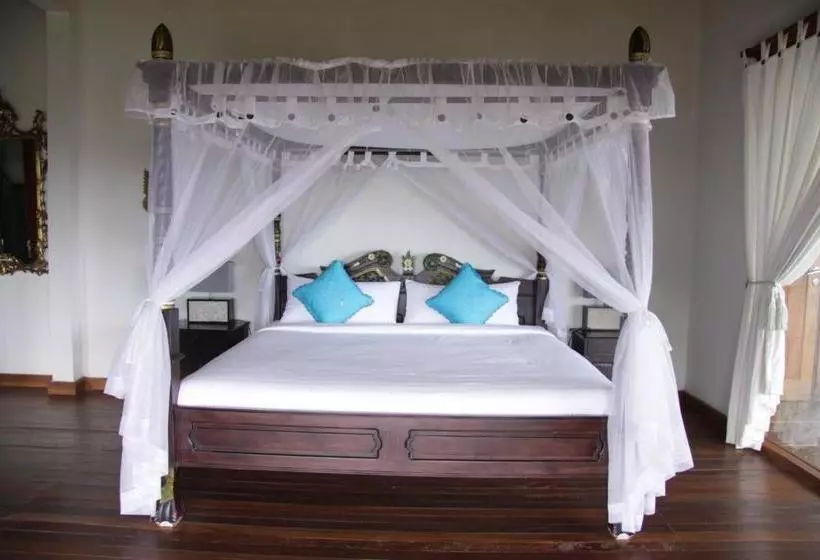 בית מלון כפרי Munduk Sari Garden Villa